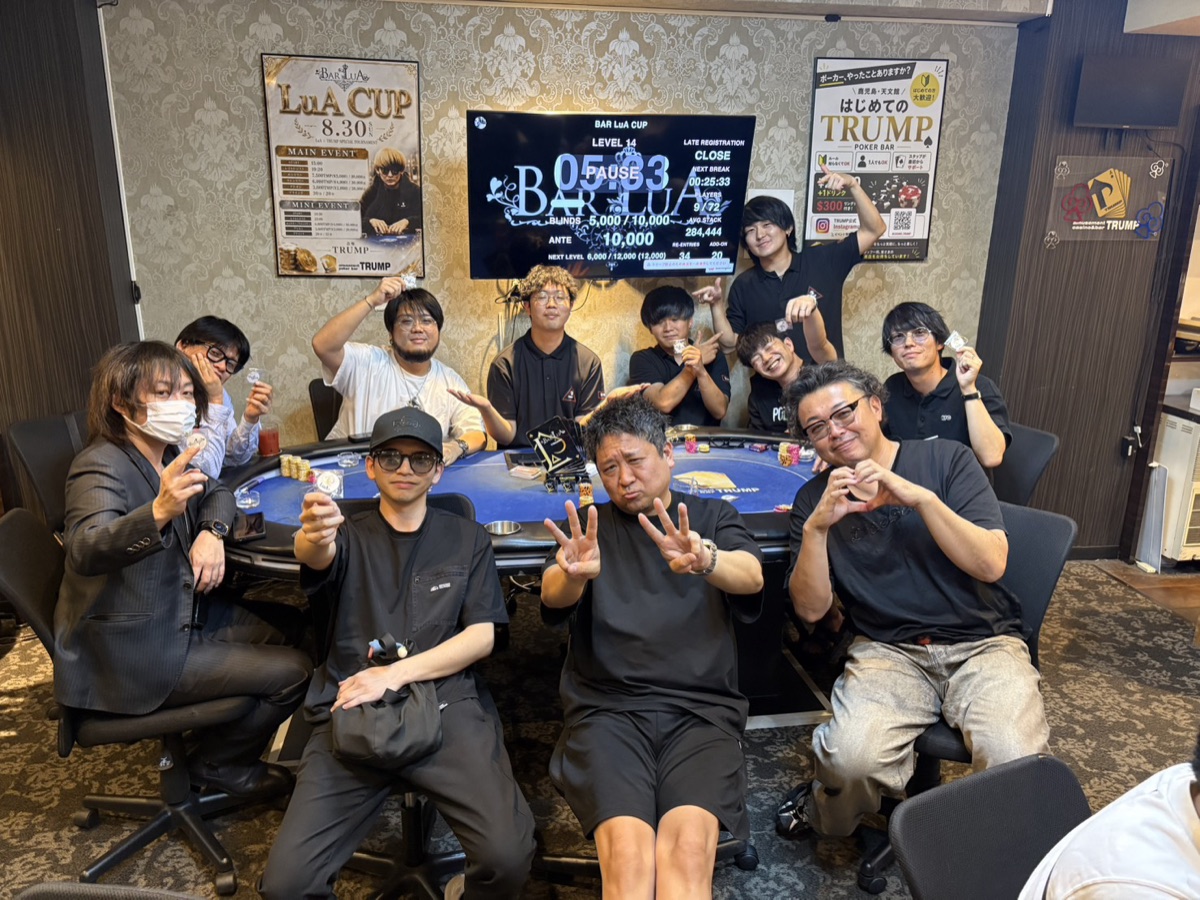 大会のファイナルテーブルに残った参加者とスタッフの記念写真